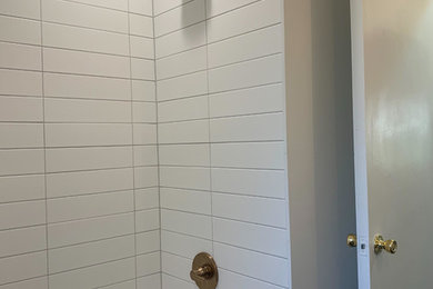 Example of a transitional bathroom design in Detroit