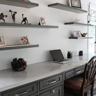 Idéer för ett stort modernt hemmabibliotek, med vita väggar, travertin golv och ett inbyggt skrivbord