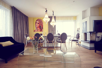 Repräsentatives Stilmix Wohnzimmer mit gelber Wandfarbe, braunem Holzboden und Kamin in Frankfurt am Main