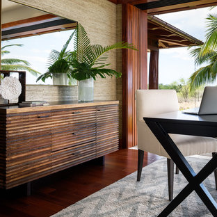 Exempel på ett stort exotiskt arbetsrum, med mörkt trägolv och ett fristående skrivbord