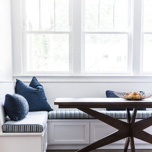 シャーロットの中サイズのビーチスタイルのLDKの画像 (白い壁、濃色無垢フローリング、暖炉なし、茶色い床)