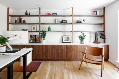 他の地域にあるお手頃価格の中くらいなミッドセンチュリースタイルのおしゃれな書斎 (白い壁、淡色無垢フローリング、自立型机、ベージュの床) の写真
