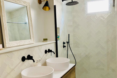 Idées déco pour une salle de bain contemporaine de taille moyenne avec une douche à l'italienne, un carrelage blanc, un mur blanc, un sol en carrelage de terre cuite, un lavabo posé et meuble double vasque.