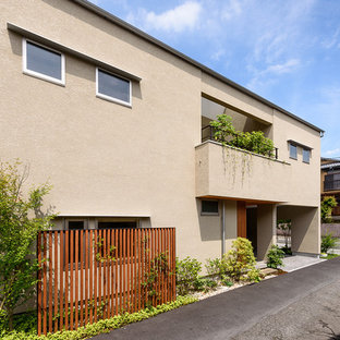 他の地域のモダンスタイルのおしゃれな二階建ての家 (ベージュの外壁、切妻屋根、戸建、金属屋根) の写真