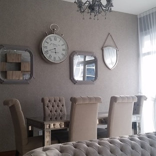 На фото: гостиная-столовая среднего размера в стиле шебби-шик с серыми стенами и полом из керамической плитки с