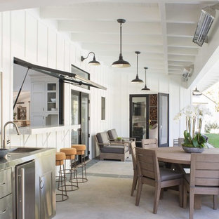 Großer, Überdachter Landhausstil Patio hinter dem Haus mit Outdoor-Küche und Betonplatten in Los Angeles