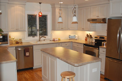 Kitchen - traditional kitchen idea in Grand Rapids