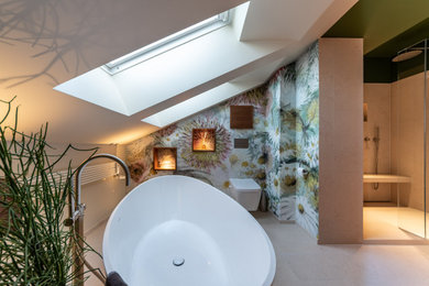 Mittelgroßes Modernes Badezimmer En Suite mit freistehender Badewanne, Eckdusche, beigen Fliesen, Steinplatten, beiger Wandfarbe, Travertin und beigem Boden in München