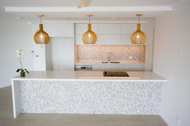 Design ideas for a contemporary kitchen in Cairns.
