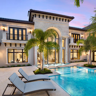 マイアミの巨大なオーダーメイドトラディショナルスタイルのおしゃれなプール (噴水、天然石敷き) の写真