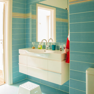 Diseño de cuarto de baño actual, grande, con paredes beige, suelo de madera en tonos medios y suelo beige