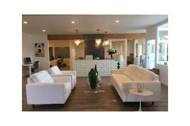 Example of a minimalist home design design in Other