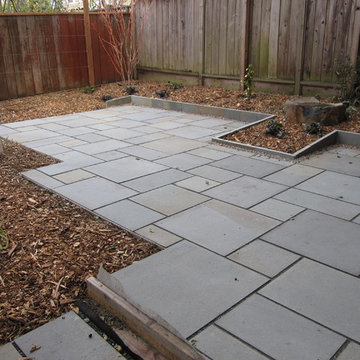 Stylish Bluestone Under the Oak