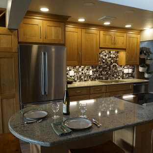 Bild på ett stort funkis grön grönt kök, med en undermonterad diskho, skåp i shakerstil, skåp i ljust trä, bänkskiva i kvarts, stänkskydd i glaskakel, rostfria vitvaror, en köksö och grått golv