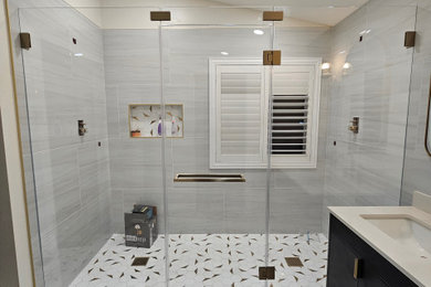 Example of a bathroom design in San Diego