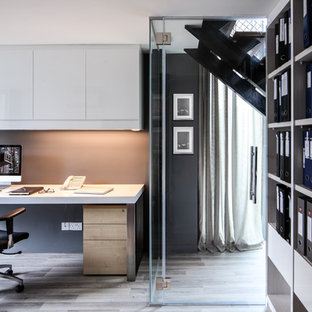 シンガポールのモダンスタイルのおしゃれなホームオフィス・仕事部屋の写真