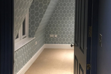 ウィルトシャーにある小さなトラディショナルスタイルのおしゃれな客用寝室 (青い壁、カーペット敷き)