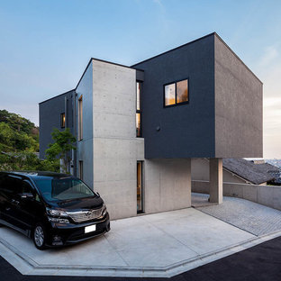 大阪のモダンスタイルのおしゃれな家の外観 (黒い外壁、陸屋根) の写真