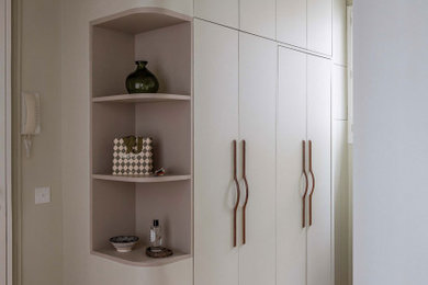 Idée de décoration pour un vestibule design de taille moyenne avec un mur vert, parquet clair, un sol beige et boiseries.