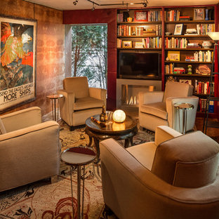 Esempio di un piccolo soggiorno stile rurale chiuso con libreria, camino classico, cornice del camino in cemento, TV a parete, pareti rosse e parquet scuro