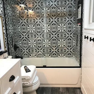 75+ Badezimmer mit Badewanne in Nische und Holzdielenwänden Ideen