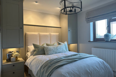 Modelo de habitación de invitados minimalista de tamaño medio con paredes verdes, moqueta y suelo beige