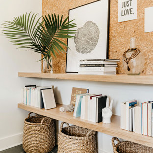 Mittelgroßes Maritimes Arbeitszimmer mit weißer Wandfarbe, Schieferboden, Einbau-Schreibtisch und blauem Boden in Sonstige