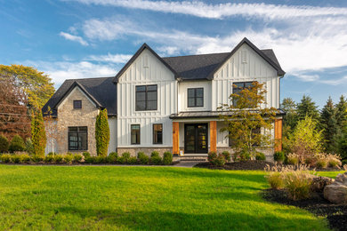 Example of a cottage home design design in New York