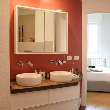 VIALE MONTE NERO | Bagno lavabo doppio e pareti rosso mattone