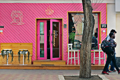 Яркий акцент всей улицы, дизайн фасада в эко стиле для кафе Eat love bali
