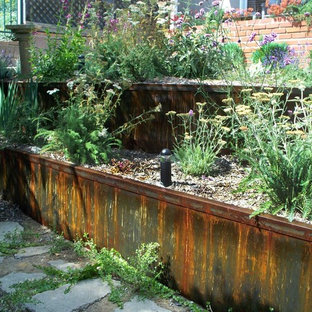 Großer, Halbschattiger Eklektischer Garten im Frühling, hinter dem Haus mit Natursteinplatten in Los Angeles
