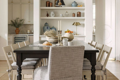 Example of a dining room design in Houston