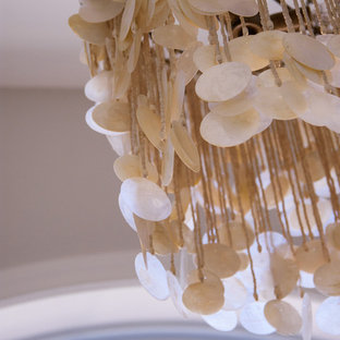 Eklektisk inredning av en stor foajé, med grå väggar, mellanmörkt trägolv, en enkeldörr, en röd dörr och brunt golv