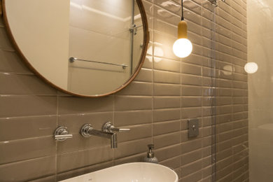 Diseño de cuarto de baño contemporáneo con baldosas y/o azulejos grises, baldosas y/o azulejos de cemento, suelo de baldosas de porcelana, encimera de piedra caliza y encimeras grises