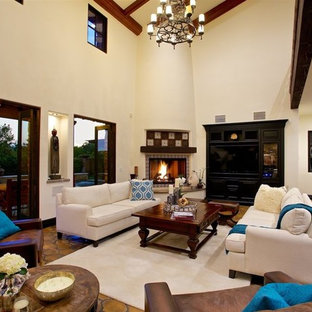 Diseño de salón con barra de bar abierto, mediterráneo, extra grande, con suelo de baldosas de terracota, chimenea de esquina, marco de chimenea de baldosas y/o azulejos y suelo naranja