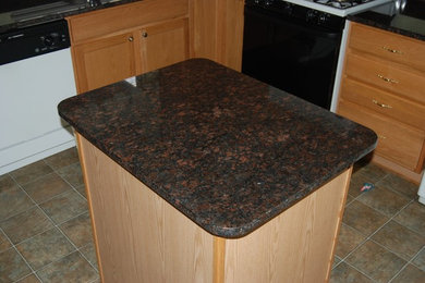 Example of a classic kitchen design in Richmond