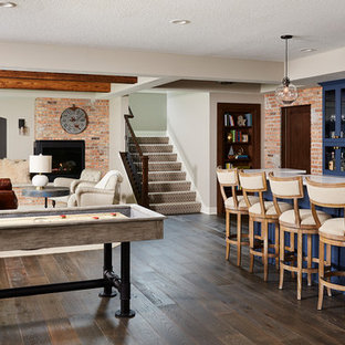 Keller mit Vinylboden und Kaminumrandung aus Backstein Ideen, Design