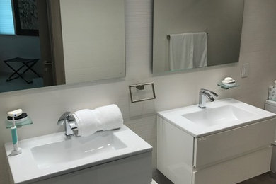 Bathroom - modern bathroom idea in Miami
