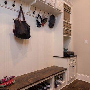 他の地域の中サイズのトラディショナルスタイルのおしゃれなマッドルーム (黒い壁、濃色無垢フローリング、茶色い床) の写真