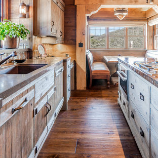 Inspiration pour une arrière-cuisine chalet en L de taille moyenne avec un évier 1 bac, un placard à porte plane, des portes de placard beiges, un plan de travail en cuivre, une crédence multicolore, une crédence en carreau de porcelaine, un électroménager en acier inoxydable, un sol en bois brun et un îlot central.