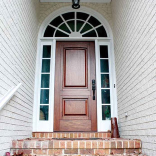 Inredning av en eklektisk mellanstor ingång och ytterdörr, med bruna väggar, tegelgolv, en dubbeldörr och ljus trädörr