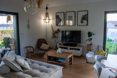 Imagen de salón blanco y madera de estilo de casa de campo con paredes blancas, suelo de madera clara, estufa de leña y vigas vistas