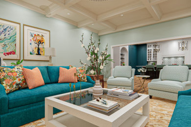 Ejemplo de sala de estar abierta clásica con paredes azules, televisor colgado en la pared y casetón