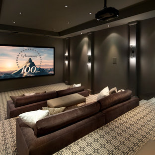Cette photo montre une salle de cinéma moderne avec un mur gris, moquette, un écran de projection et un sol beige.