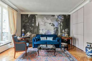 Exemple d'un salon tendance de taille moyenne avec aucune cheminée, aucun téléviseur, une salle de réception, un mur multicolore et un sol en bois brun.