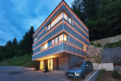Großes, Dreistöckiges Modernes Haus mit Metallfassade in Frankfurt am Main