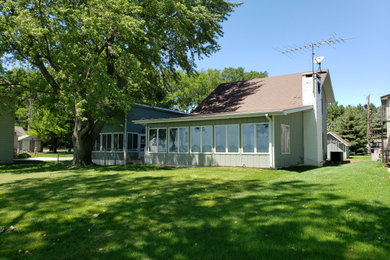 Arts and crafts home design photo in Other