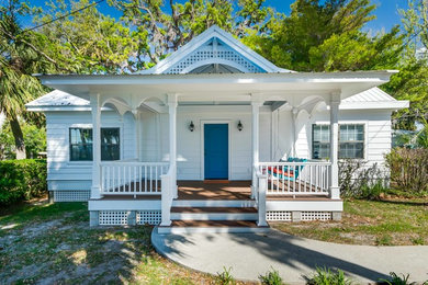 Mid-sized beach style porch photo in Miami