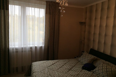 モスクワにある中くらいなコンテンポラリースタイルのおしゃれな主寝室 (グレーの壁、ラミネートの床)