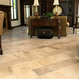 Diseño de salón para visitas abierto, mediterráneo, extra grande, sin televisor, con suelo de travertino, paredes blancas, chimenea tradicional, marco de chimenea de baldosas y/o azulejos y suelo beige